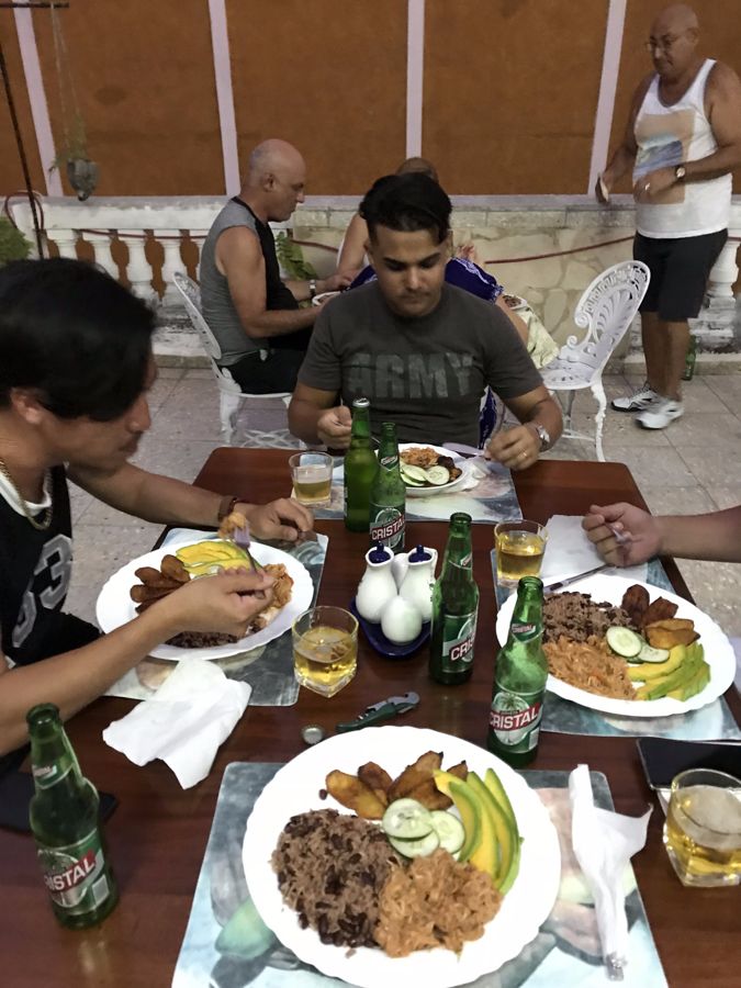 食事会で語らう友人たち