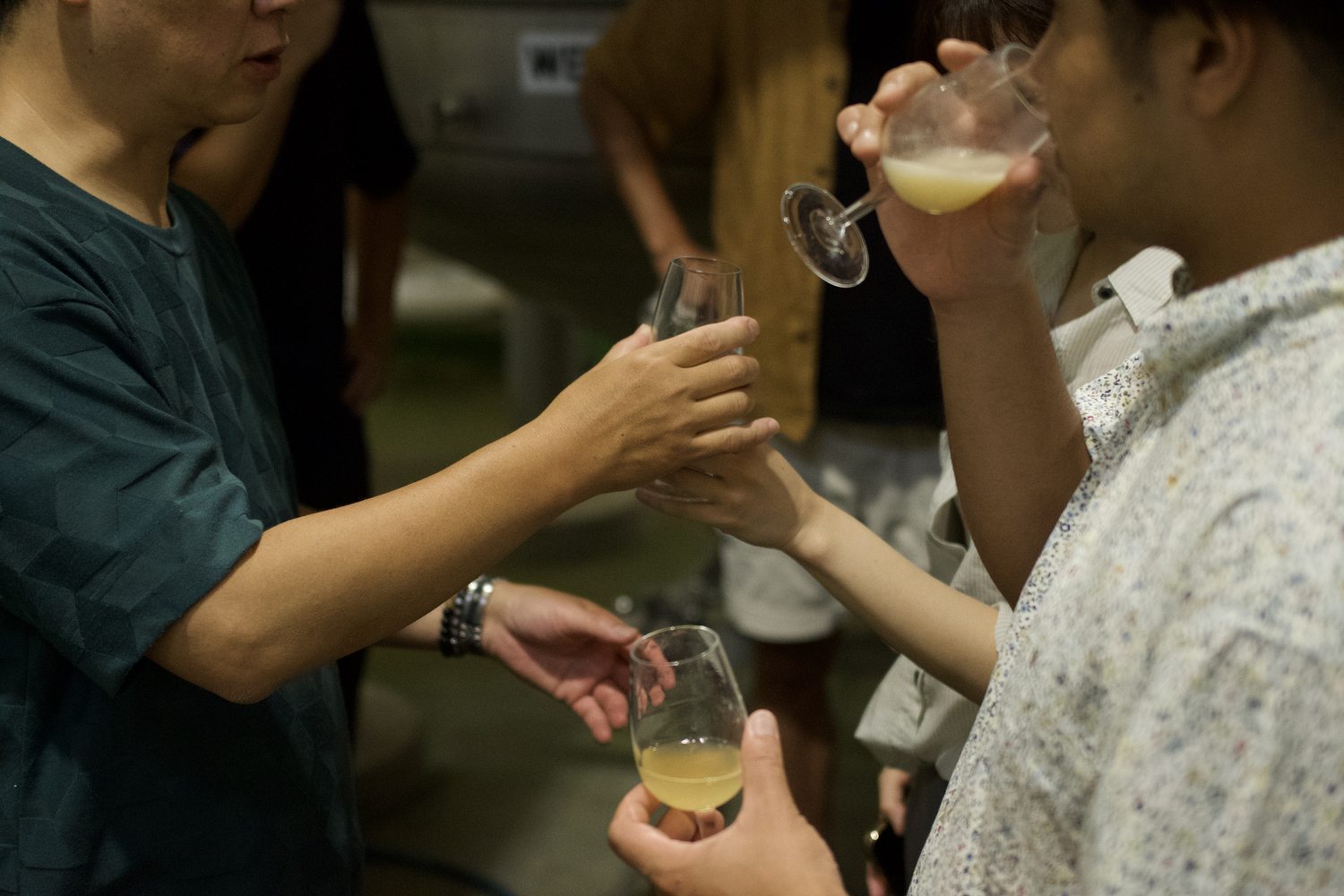 麦汁で乾杯、日数別で飲み比べ